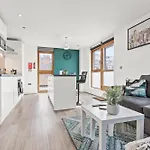 2 Bedroom Birmingham Central Apartment With Balcony