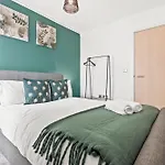 2 Bedroom Birmingham Central Apartment With Balcony